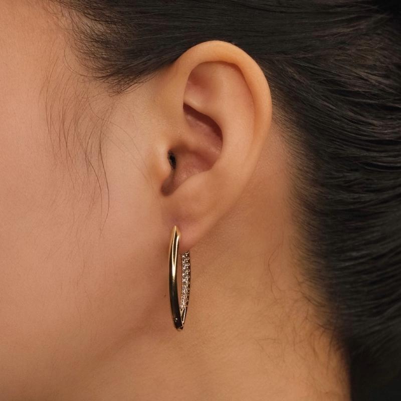 sparkle-earring-model Sparkle Цагирган Ээмэг - 18К Алтан Бүрмэл - Image 2