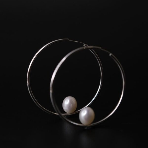 мөнгөн цагирган ээмэг голдоо сувдтай