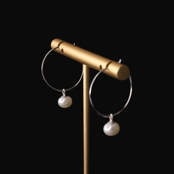 Цагирган хэлбэрийн сувдтай 925 мөнгөн ээмэг – ÓMI Jewellery