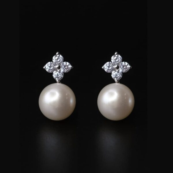 цагаан 10мм том сувдтай шигтэгдэг ээмэг