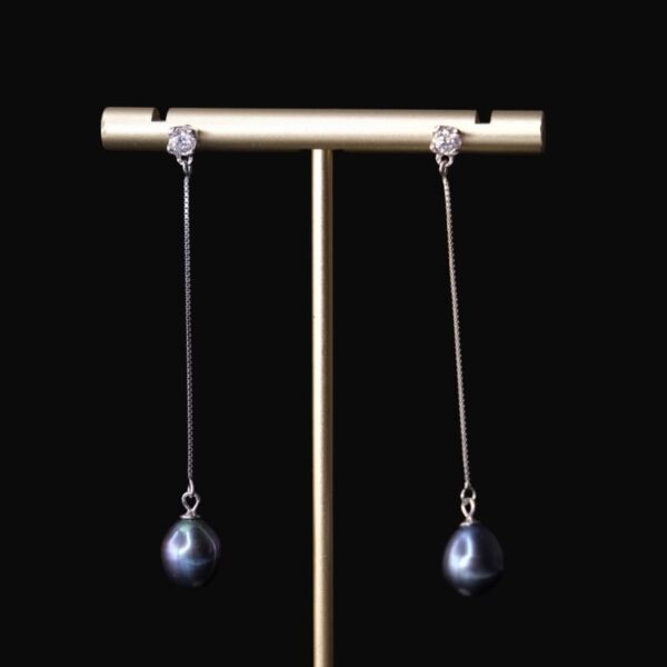 Хар хөх сувдтай унждаг мөнгөн ээмэг