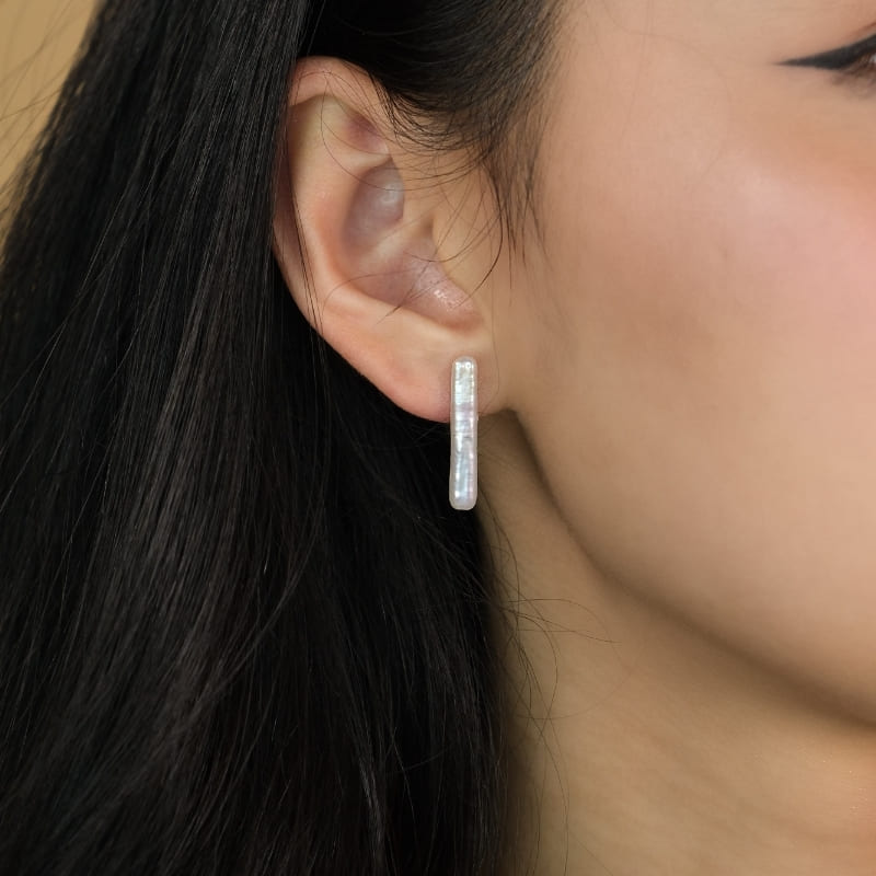 51omi-suvdan-eemeg-model Босоо Зэрлэг Сувдан Ээмэг (Шигтэгдэг) - Image 2