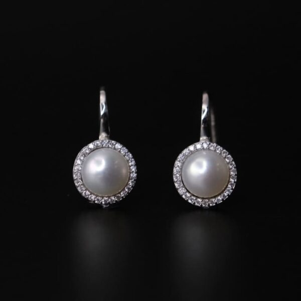 цагаан дэгээ сувдан ээмэг унждаг