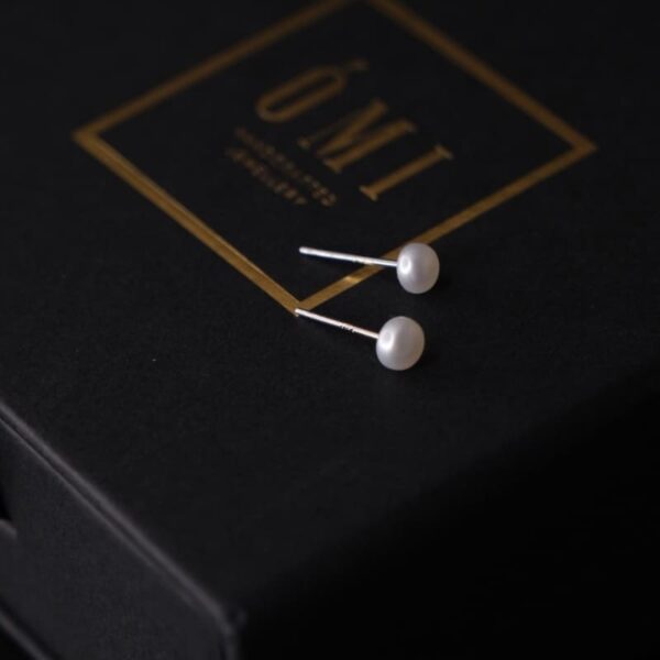 цагаан шигтэгдэг жижиг сувдан ээмэг