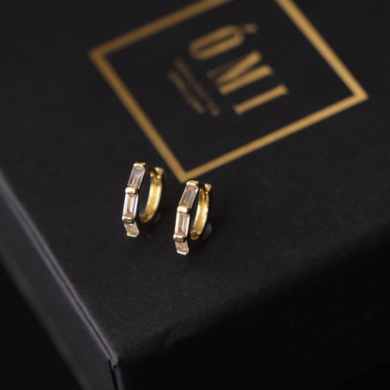 white-small-earring Жижиг Цагаан Шигтгээтэй Ээмэг (Цагирган) - Image 1